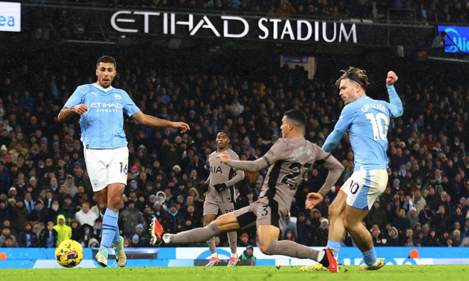 Jack Grealish ghi bàn cho Man City trong trận hòa Tottenham 3-3 ở Ngoại hạng Anh hôm 3/12. Ảnh: Reuters