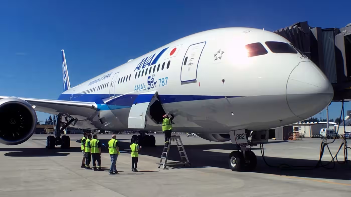 may bay boeing 737 800 quay tro lai do nut cua so buong lai o nhat ban hinh 1