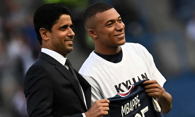 Mbappe và chủ tịch PSG Nasser Al-Khelaifi trong lễ công bố hợp đồng đến năm 2024 của tiền đạo Pháp vào hè 2022. Ảnh: AFP