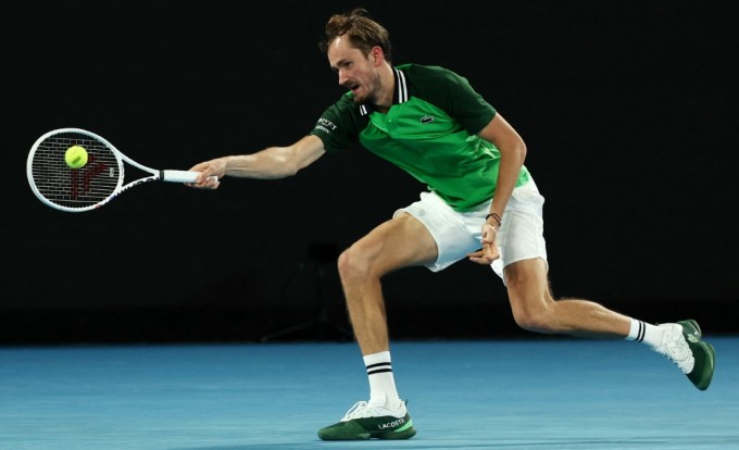 Medvedev cứu bóng trong trận gặp Ruusuvuori đêm 18/1. Ảnh: ATP