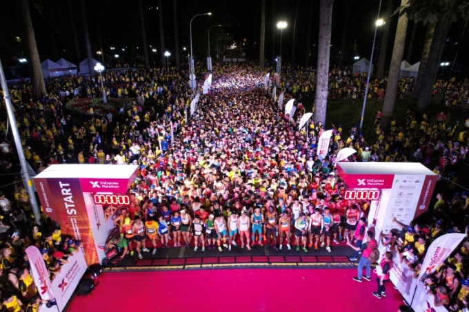 VĐV tham dự VnExpress Marathon Ho Chi Minh City Midnight 2023. Ảnh: VM