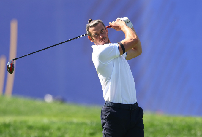 Gareth Bale phát bóng trên hố một trận All-Star trước thềm giải golf đồng đội Ryder Cup ngày 27/9/2023 trên sân Marco Simone, Rome, Italy. Ảnh: Reuters