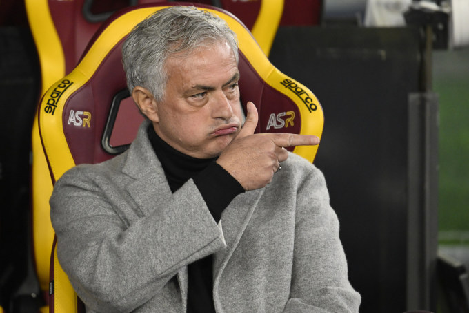 HLV Jose Mourinho chỉ đạo trong trận đấu ở vòng 1/8 Cup Italy giữa Roma với Cremonese trên sân Olimpico, Rome ngày 3/1/2024. Ảnh: Reuters