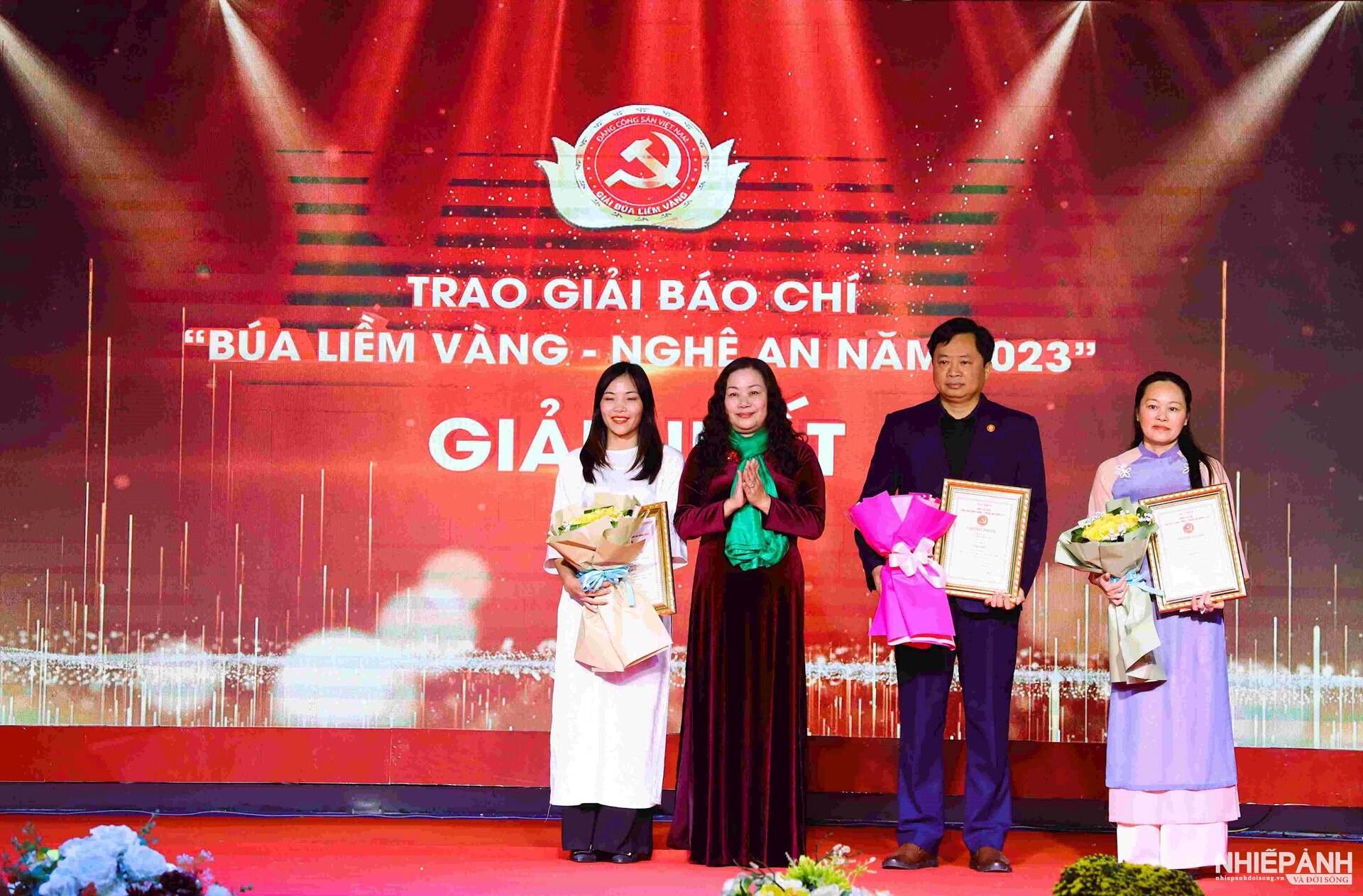 W_2.ba-nguyen-thi-thu-huong-truong-ban-tuyen-giao-tinh-uy-pho-truong-ban-thuong-truc-ban-chi-dao-giai-bua-liem-vang-tinh-nghe-an-trao-giai-nhat-cho-cac-tac-gia-nhom-tac-gia.(1).jpg