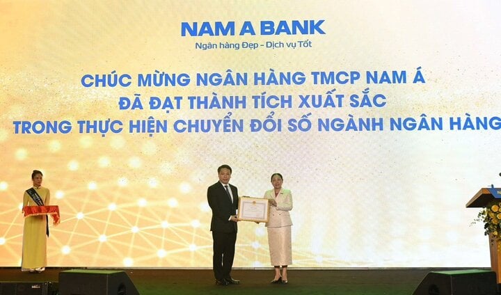 Ông Nguyễn Huy Dũng – Thứ trưởng Bộ TT &TT trao bằng khen đến đại diện Nam A Bank.