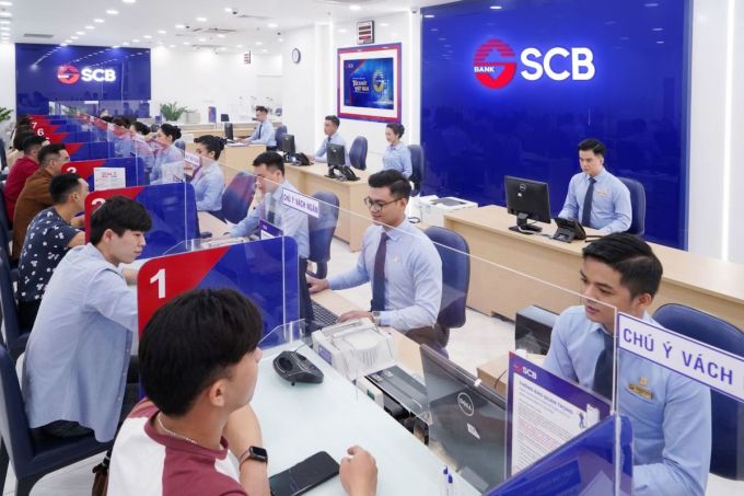 Khách hàng giao dịch tại một Phòng giao dịch của SCB tại TP HCM. Ảnh: SCB