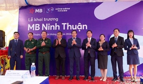 Các đại biểu tham dự lễ khai trương