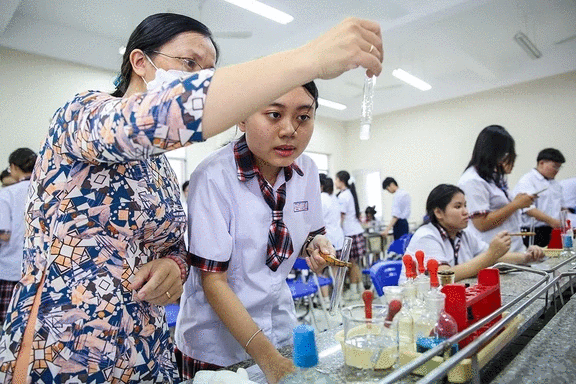 Ngoài giấy chứng nhận nghề nghiệp nhà giáo, ngành nghề nào cần chứng chỉ hành nghề?- Ảnh 1.