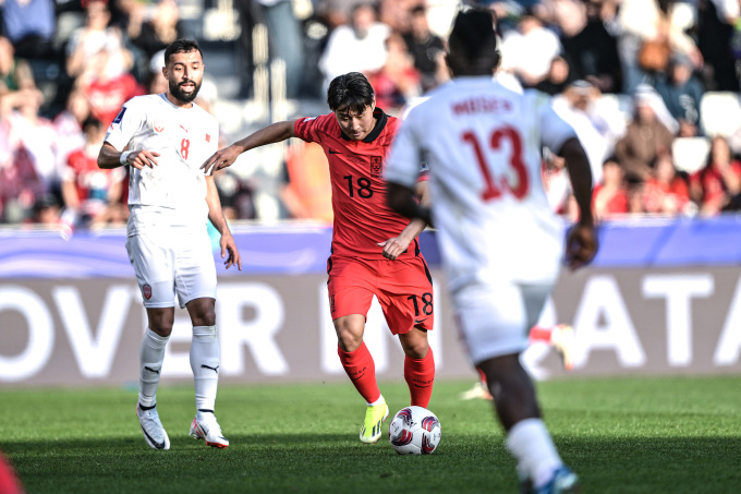 Lee Kang-in (áo đỏ) lập cú đúp trong trận Hàn Quốc thắng Bahrain 3-1, thuộc lượt trận ra quân bảng E Asian Cup 2023. Ảnh: AFC