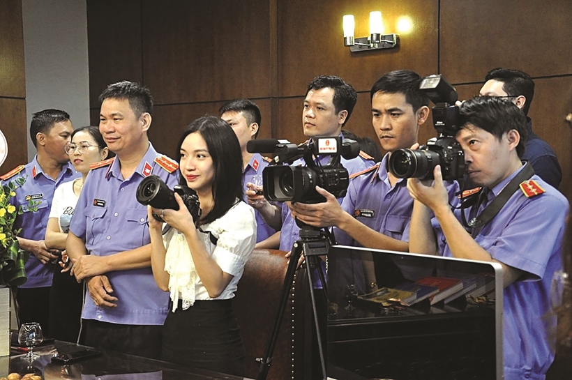 nguoi lam bao dong hanh trong cong cuoc doi moi khong ngung vi loi ich chung cua quoc hoi hinh 1