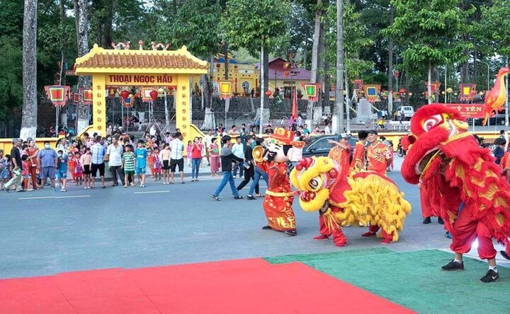 Lễ tôn vinh Thoại Ngọc Hầu cũng thu hút rất đông đảo người dân địa phương và khách thập phương tham gia. (Ảnh: mia.vn)