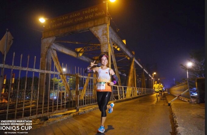 Runner Nguyễn Thị Hải Yến trên đường chạy VnExpress Marathon Hanoi Midnight 2023. Ảnh: VM