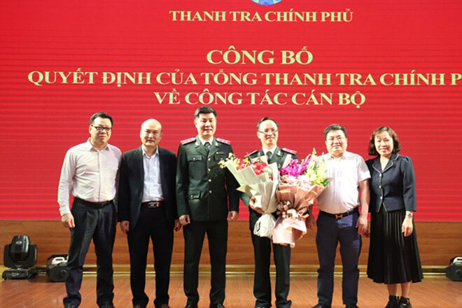 Phó Tổng Thanh tra Chính phủ Nguyễn Văn Cường chụp ảnh lưu niệm cùng tập thể lãnh đạo Tạp chí Thanh tra. (Ảnh: Báo Thanh tra)