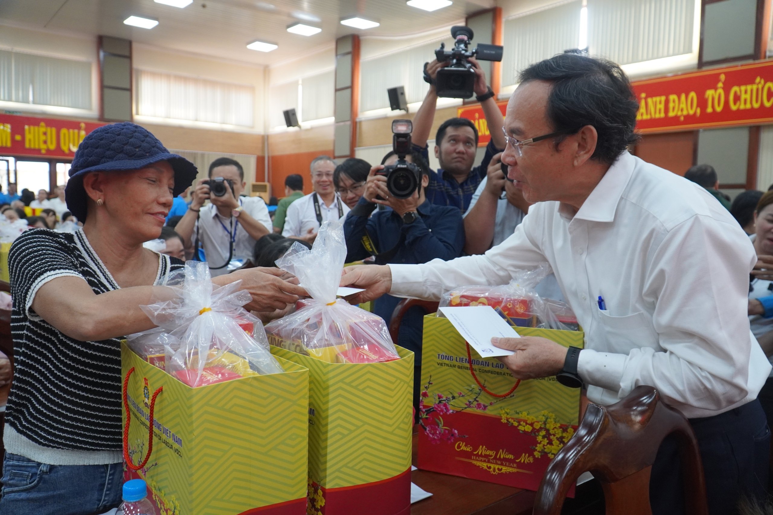 Ông Nguyễn Văn Nên thăm, tặng quà cho hộ nghèo, người lao động tại Đồng Nai- Ảnh 1.