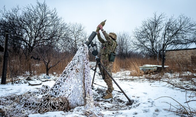 Binh sĩ Ukraine nạp đạn cho pháo cối gần Bakhmut, Donetsk hôm 26/1. Ảnh: AFP