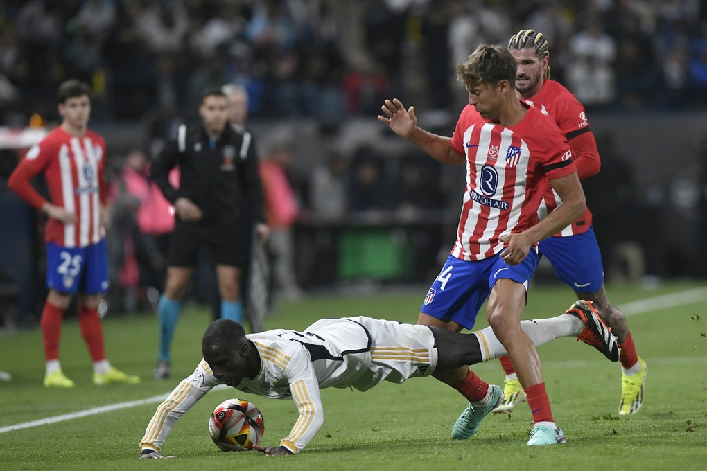 Real Madrid đánh bại Atletico trong trận đấu có 8 bàn thắng - 1