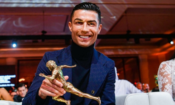 Ronaldo với giải thưởng Maradona lần đầu trao cho cầu thủ ghi nhiều bàn nhất năm 2023, thuộc Globe Soccer Awards ở Dubai, UAE tối 19/1/2024. Ảnh: Globe Soccer Awards