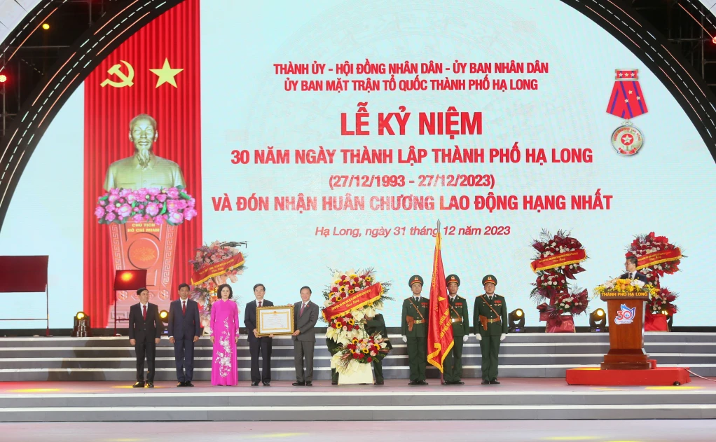 TP.Hạ Long đón nhận Huân chương Lao động hạng nhất - Ảnh 1.