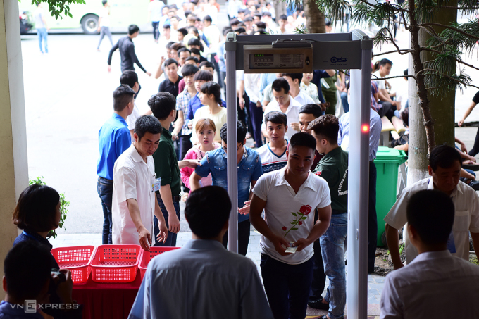 Thí sinh bước qua cổng từ, phòng chống gian lận tại kỳ thi đánh giá năng lực tiếng Hàn năm 2017. Ảnh: Giang Huy