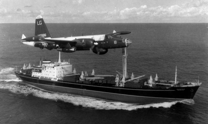 Máy bay tuần thám Mỹ bám theo tàu hàng Liên Xô trên Đại Tây Dương cuối năm 1962. Ảnh: US Navy