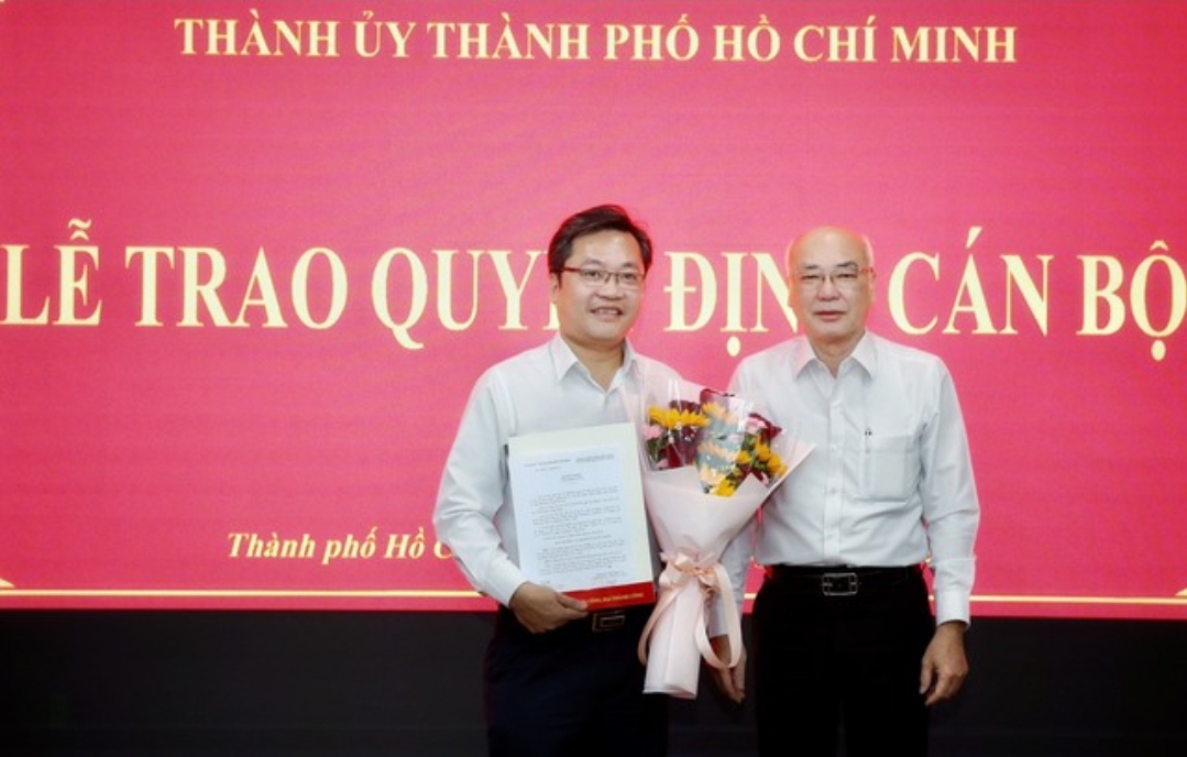 thanh uy tp hcm trao quyet dinh bo nhiem pho tong bien tap bao nguoi lao dong hinh 1