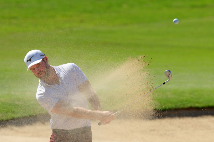 Grayson Murray đánh bóng từ bẫy cát hố 10 vòng cuối Sony Open trên sân Waialae Country, Hawaii ngày 14/1. Ảnh: AFP