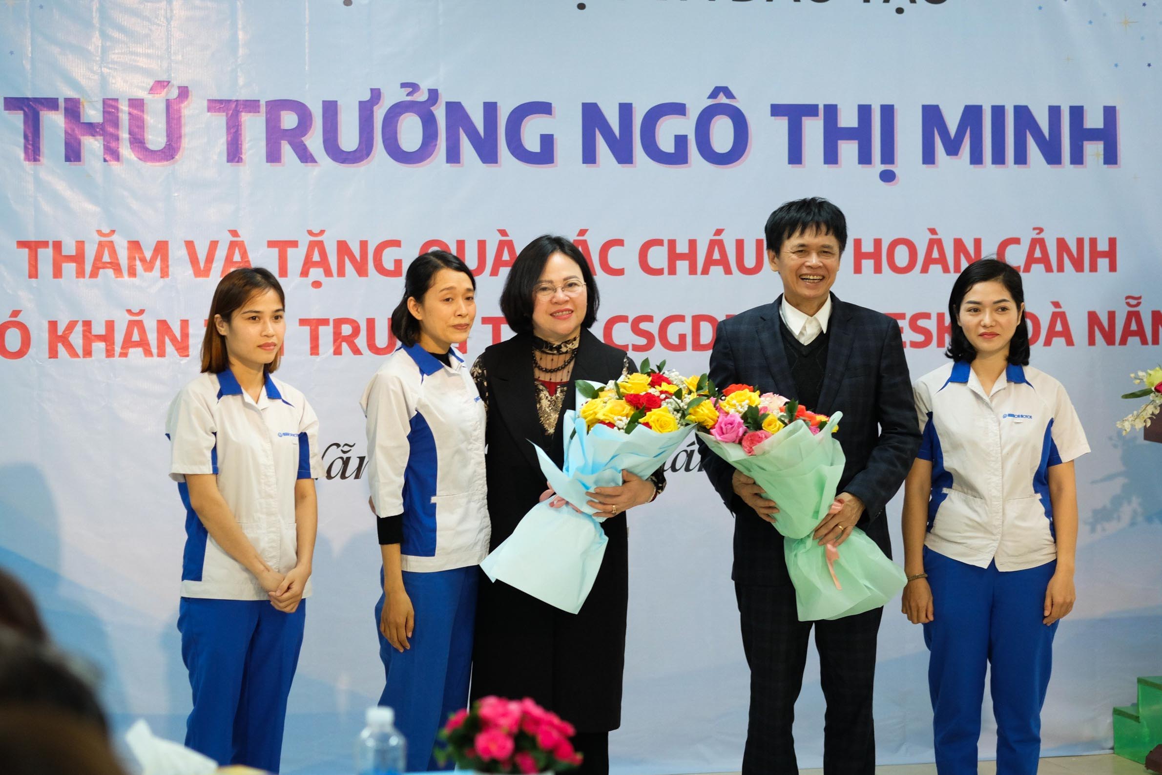 Thứ trưởng Bộ GD-ĐT nghe công nhân nghèo kể chuyện con được đến trường- Ảnh 2.