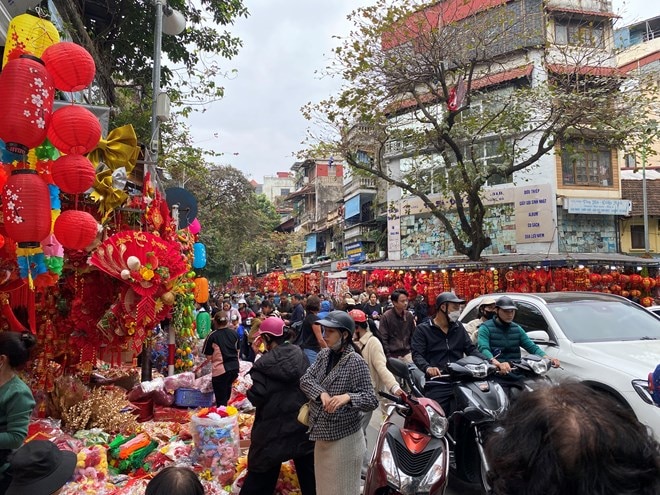 Tiểu thương bán đồ trang trí Tết ở Hàng Mã than khó dù tấp nập khách