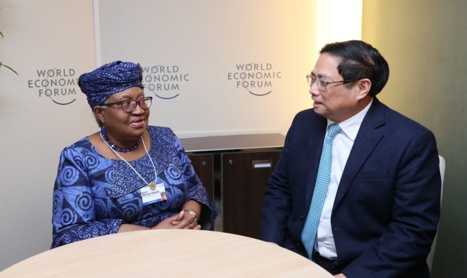 Thủ tướng Phạm Minh Chính và Tổng Giám đốc WTO Okonjo-Iweala trong cuộc gặp song phương chiều 17/1 tại Davos, Thụy Sĩ. Ảnh: Nhật Bắc