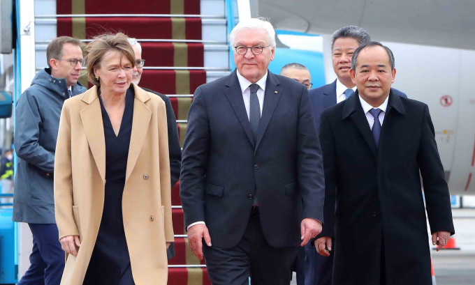 Tổng thống Steinmeier (giữa) và phu nhân tại sân bay Nội Bài sáng nay. Ảnh: TTXVN