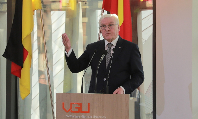 Tổng thống Đức Frank-Walter Steinmeier nói chuyện với sinh viên trường Đại học Việt - Đức, chiều 24/1. Ảnh: VGU