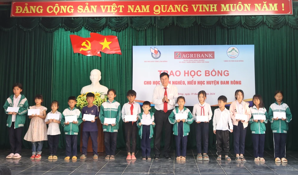 lanh-dao-agribank-huyen-dam-rong-trao-hoc-bong-cho-hoc-sinh-4323.jpg