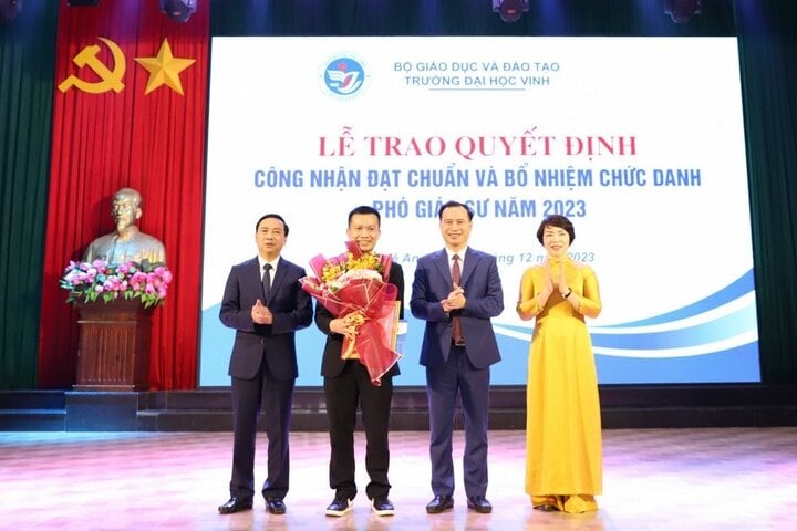 Bổ nhiệm chức danh PGS ở trường đại học.