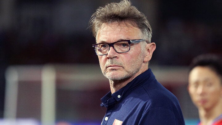 HLV Troussier chưa chốt danh sách đội tuyển Việt Nam dù đăng ký xong với AFC từ hôm qua (3/1).