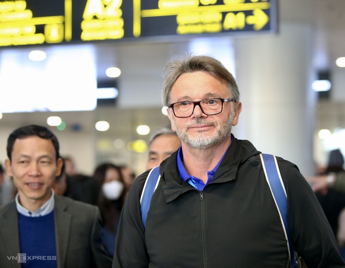 HLV Philippe Troussier có mặt tại Hà Nội sau khi bị loại ở vòng bảng Asian Cup 2023. Ảnh: Hiếu Lương