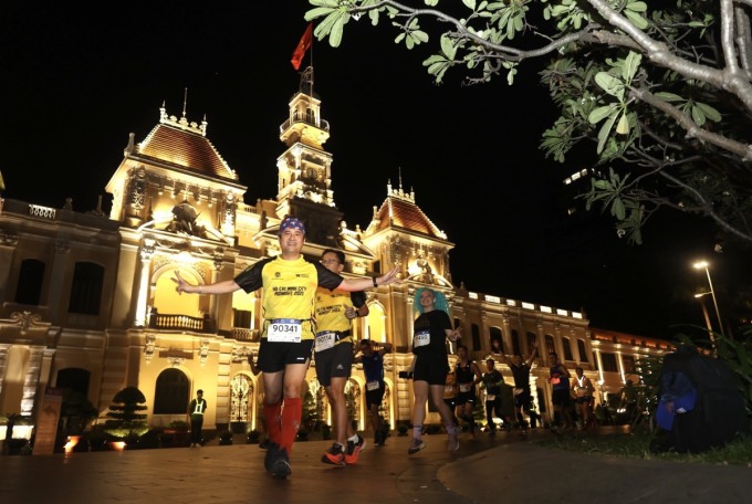 VĐV tham gia VnExpress Marathon Ho Chi Minh City Midnight 2023. Ảnh: VM