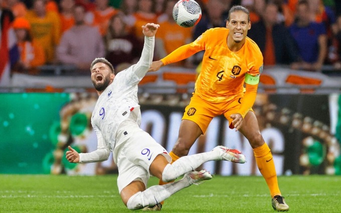 Giroud (số 9) và Van Dijk (số 4) tranh chấp trong trận Hà Lan - Pháp hồi tháng 10/2023. Ảnh: Iconsport