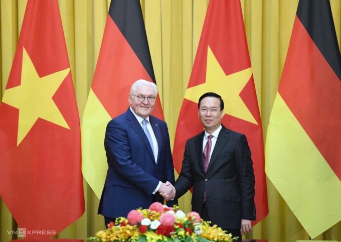 Chủ tịch nước Võ Văn Thưởng bắt tay Tổng thống Đức Frank-Walter Steinmeier. Ảnh: Giang Huy