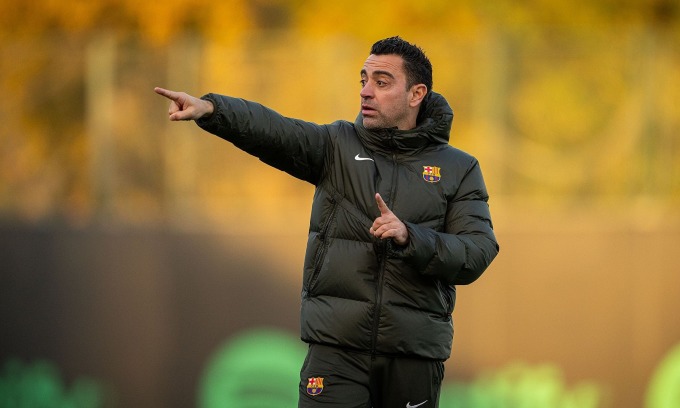 HLV Xavi chỉ đạo cầu thủ Barca trên sân tập Joan Gamper ngày 20/1. Ảnh: fcbarcelona.com