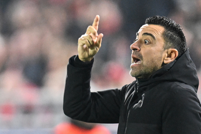 HLV Xavi chỉ đạo Barca trong trận thua chủ nhà Antwerp 2-3 ở lượt cuối bảng H Champions League ngày 13/12. Ảnh: AFP