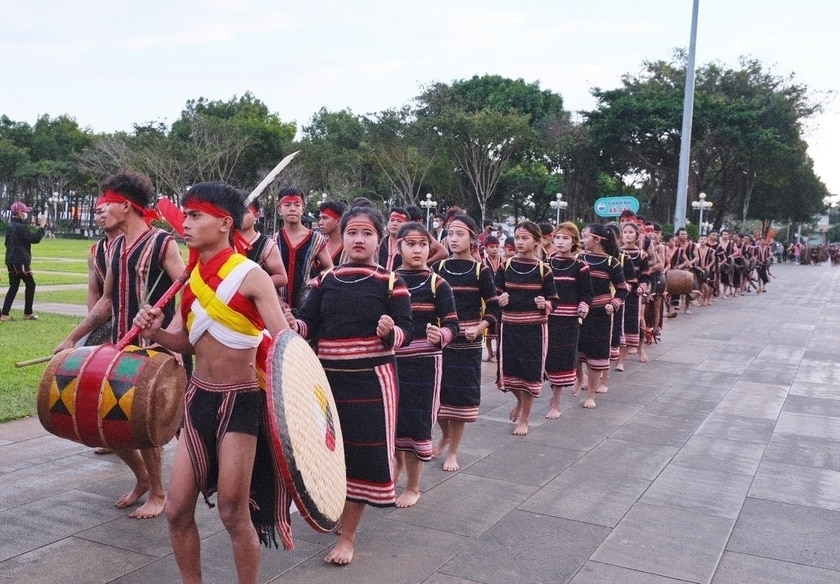 Có trên 1.000 nghệ nhân của 5 tỉnh Tây Nguyên góp sắc màu cho Festival Văn hóa cồng chiêng. Ảnh: H.N