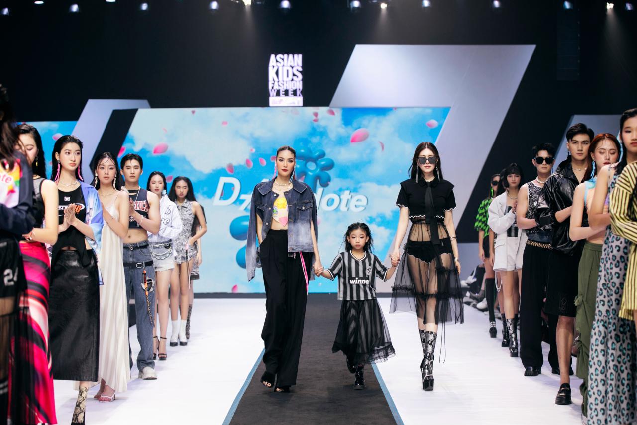 Cô bé 8 tuổi gây sốt với clip catwalk 28 triệu lượt xem là ai?- Ảnh 2.