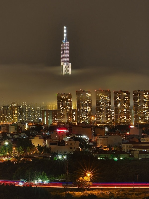 Tác phẩm "Skycraper shrouded in clouds" của tác giả Catalin Chitu (Romania).