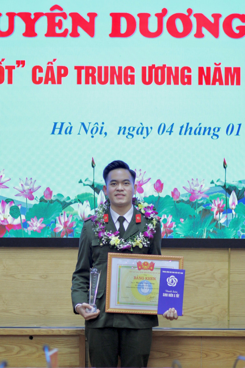 Thủ khoa Học viện An ninh: Em muốn ưu tú để phụng sự Tổ quốc, nhân dân - 1