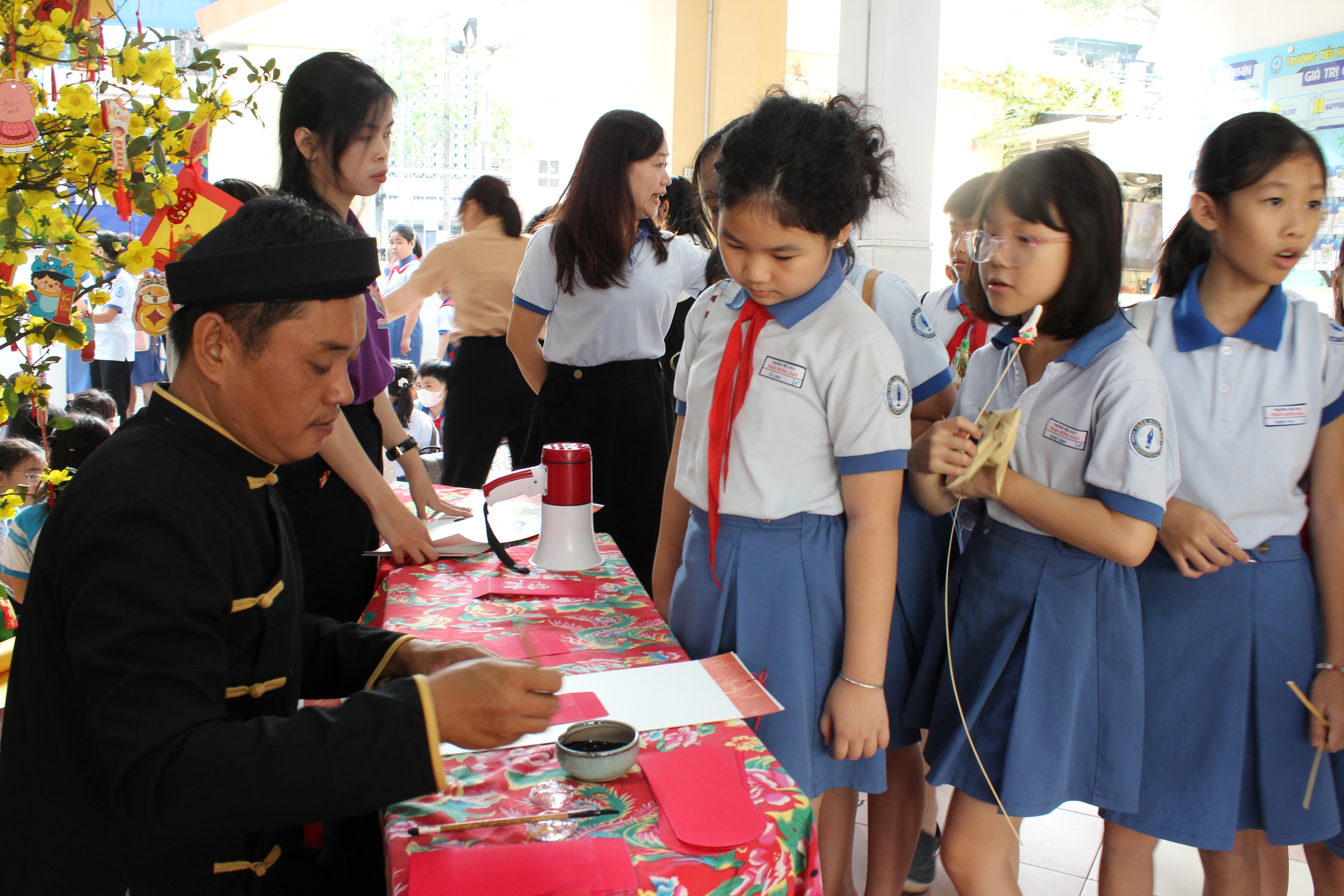 Học sinh TP.HCM bơi xuồng, gói bánh… đón tết dân gian- Ảnh 10.