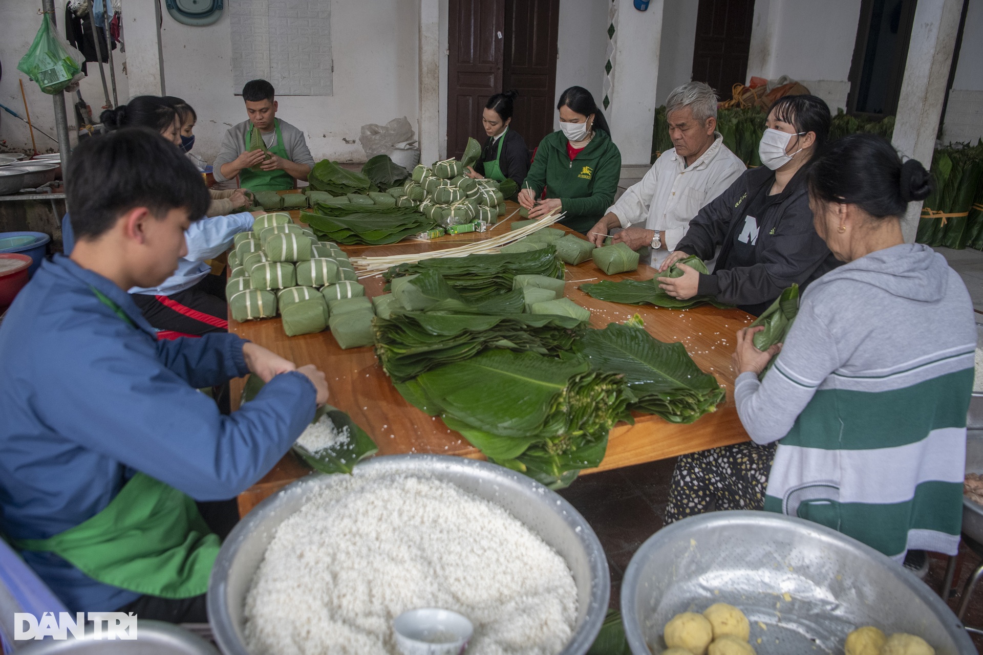 Làng làm bánh chưng dâng vua: Có hộ gia đình luộc 5.000 bánh mỗi ngày - 3