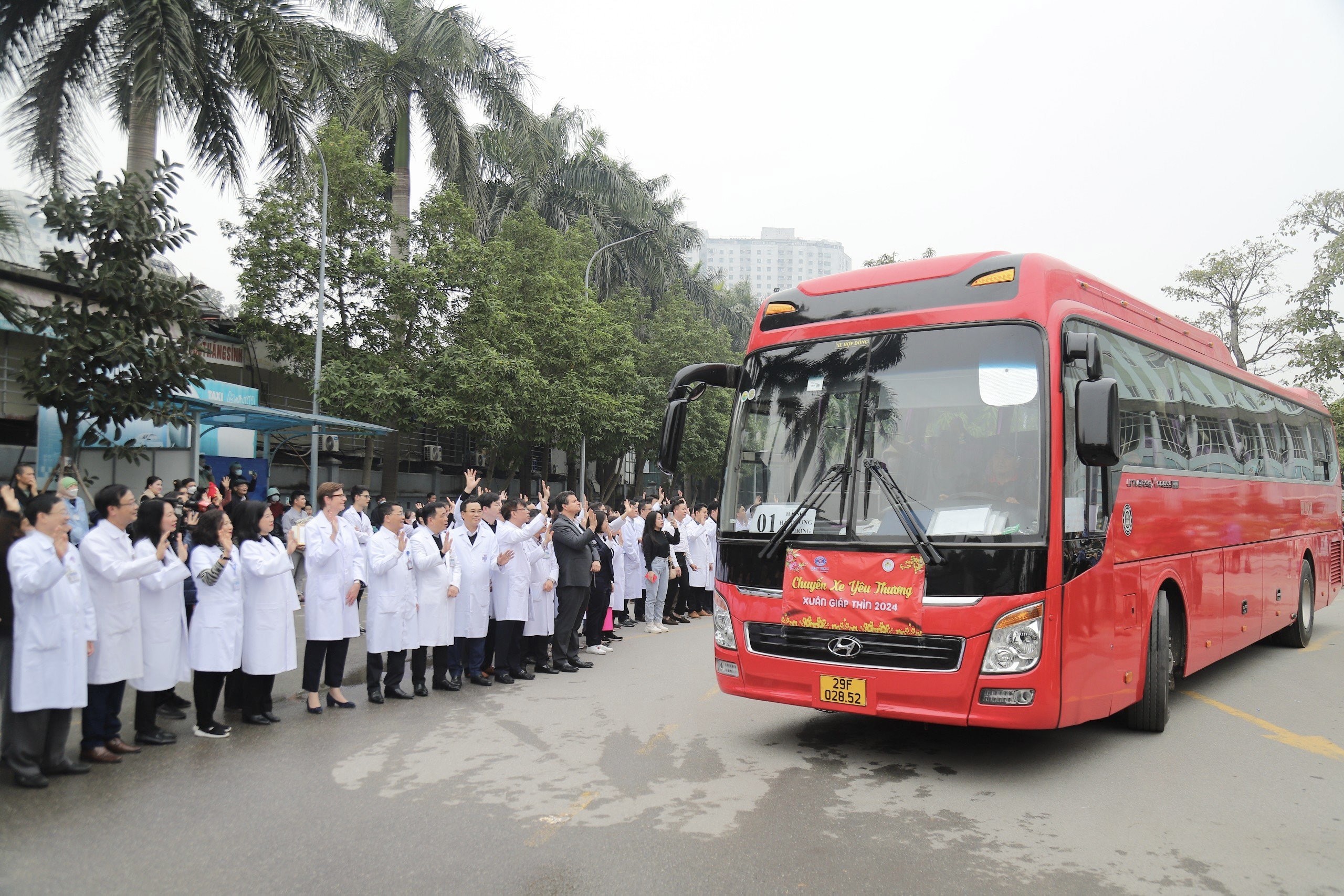 Sự kiện - Bệnh nhân ung thư về quê đón Tết trên chuyến xe yêu thương (Hình 6).