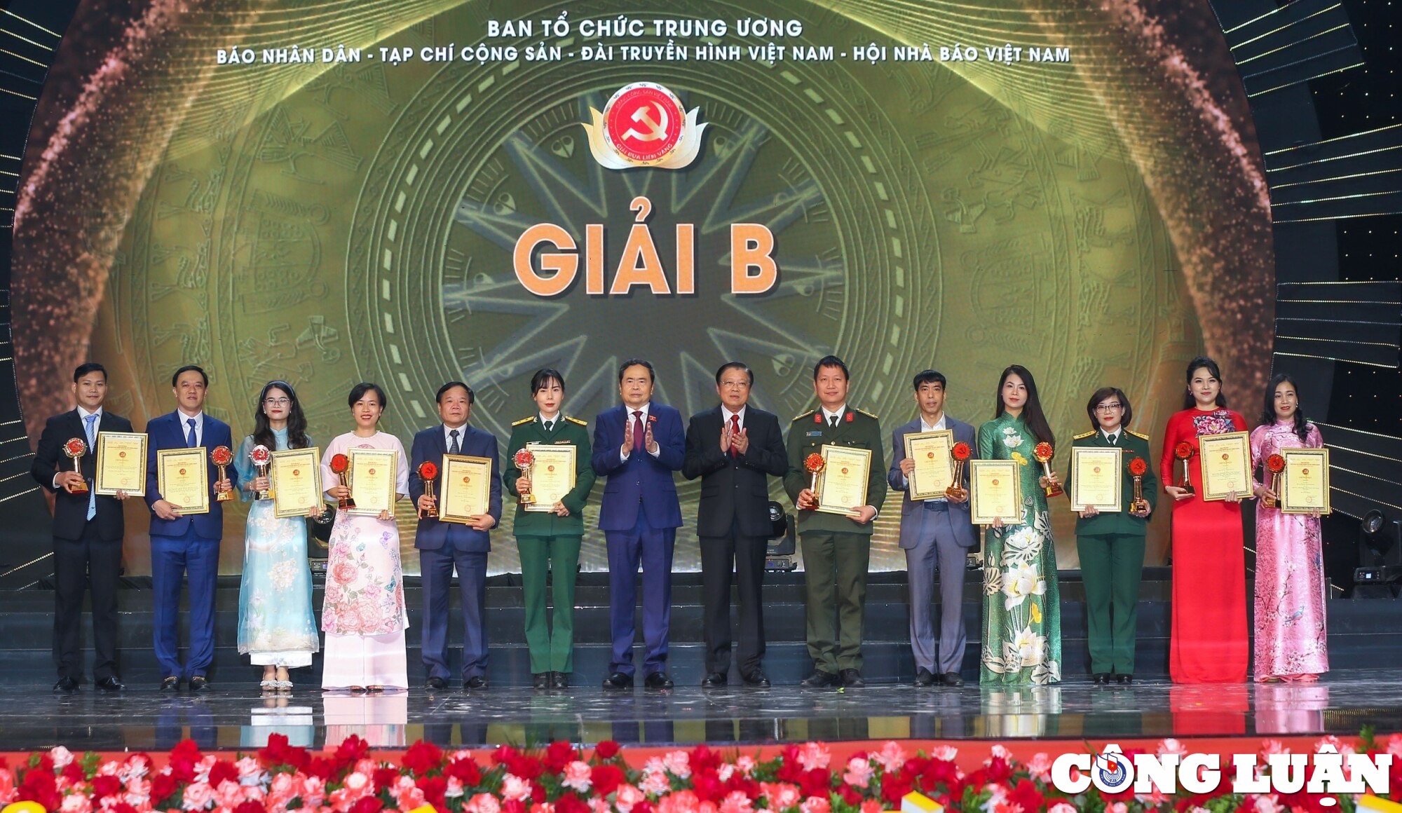 ton vinh tinh than sang tao tu duy chinh tri sac ben va trach nhiem xa hoi cua nguoi lam bao hinh 4