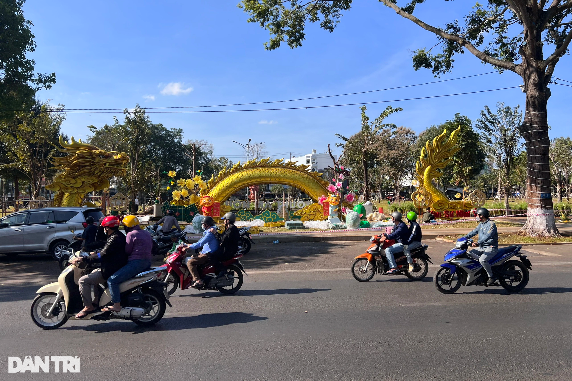 Chiêm ngắm linh vật rồng ôm trọn đất trời ở phố núi Đắk Lắk dài 16m - 3