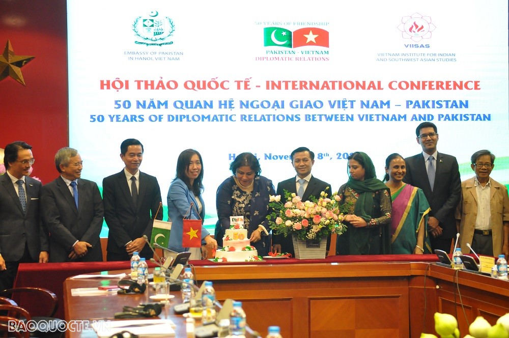 (11.08) Đại sứ Pakistan tại Việt Nam Samina Mehtab, Trợ lý Bộ trưởng Ngoại giao Lê Thị Thu Hằng cùng các đại biểu, khách mời cắt bánh chia vui trong dịp quan trọng của quan hệ Việt Nam-Pakistan. (Ảnh: Minh Quân)